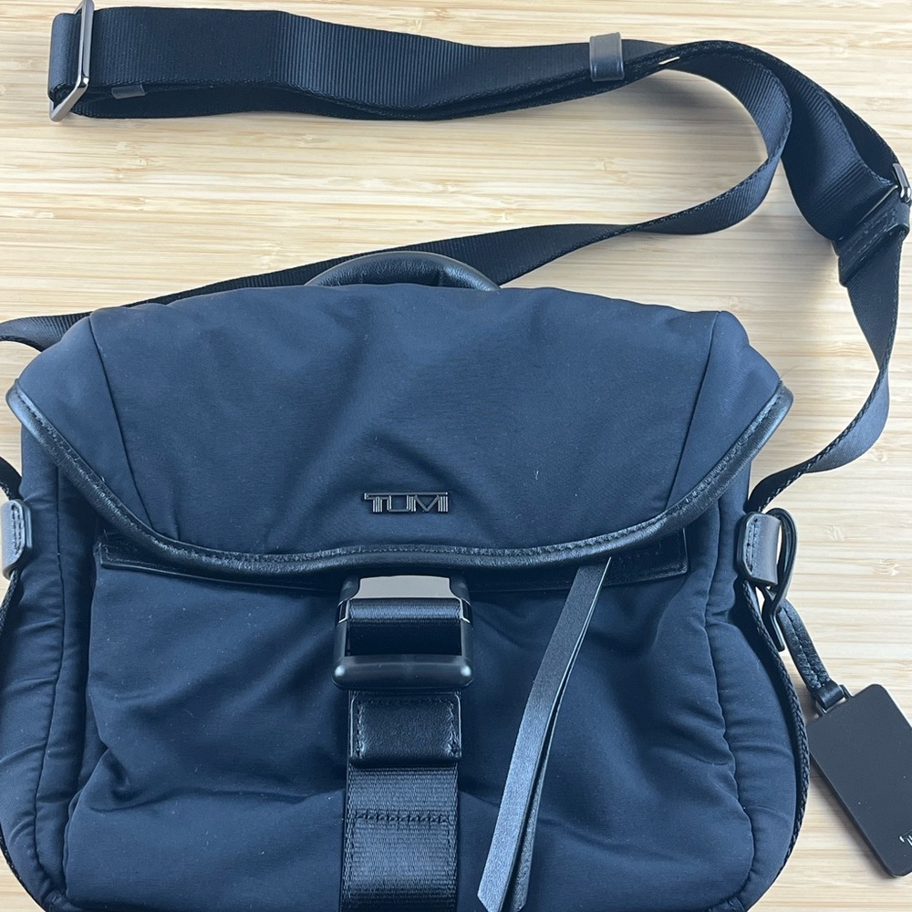 Tumi Unisex 79011NVY Shoulder Bag Blue Black Nylon Leather NEW - Picture 2 of 9
